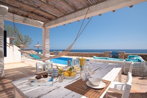 Outdoor dining - Holiday Home 'Villa Domus Alba AB' with Sea View, Pool & Wi-Fi (Felanitx)