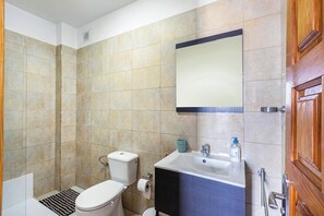 Dusj, hårføner og håndklær