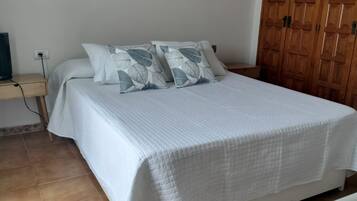 1 slaapkamer, een strijkplank/strijkijzer, gratis wifi, beddengoed