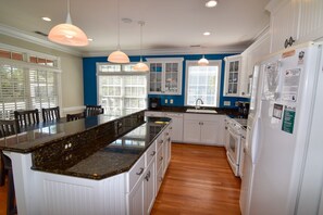 Private kitchen - 5 bedroom home. 3 blocks from beach. Community pool. Sleeps 14. (North Myrtle Beach)