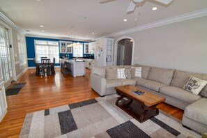 Living area - 5 bedroom home. 3 blocks from beach. Community pool. Sleeps 14. (North Myrtle Beach)