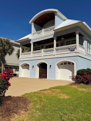 Exterior - 5 bedroom home. 3 blocks from beach. Community pool. Sleeps 14. (North Myrtle Beach)