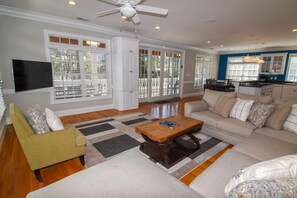 Living area - 5 bedroom home. 3 blocks from beach. Community pool. Sleeps 14. (North Myrtle Beach)