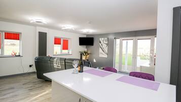 Cottage | Private kitchen | Fridge, dishwasher, electric kettle, toaster