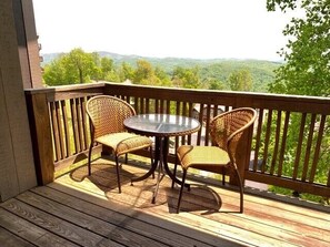 Outdoor dining - Cedar Woods RV4- Mountain View, Gated Resort, Indoor/Outdoor Pools and Hot Tub (Banner Elk)
