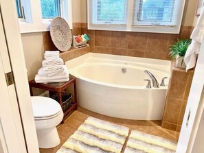 Shower, towels - Cedar Woods RV4- Mountain View, Gated Resort, Indoor/Outdoor Pools and Hot Tub (Banner Elk)