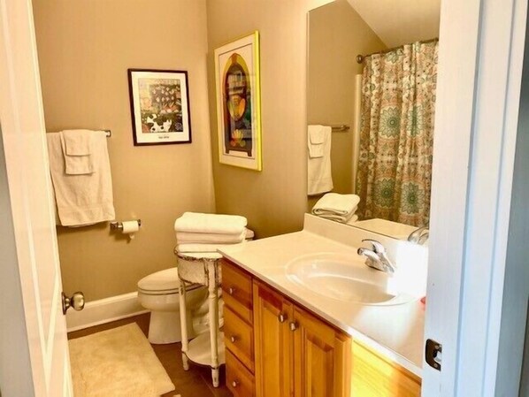Shower, towels - Cedar Woods RV4- Mountain View, Gated Resort, Indoor/Outdoor Pools and Hot Tub (Banner Elk)
