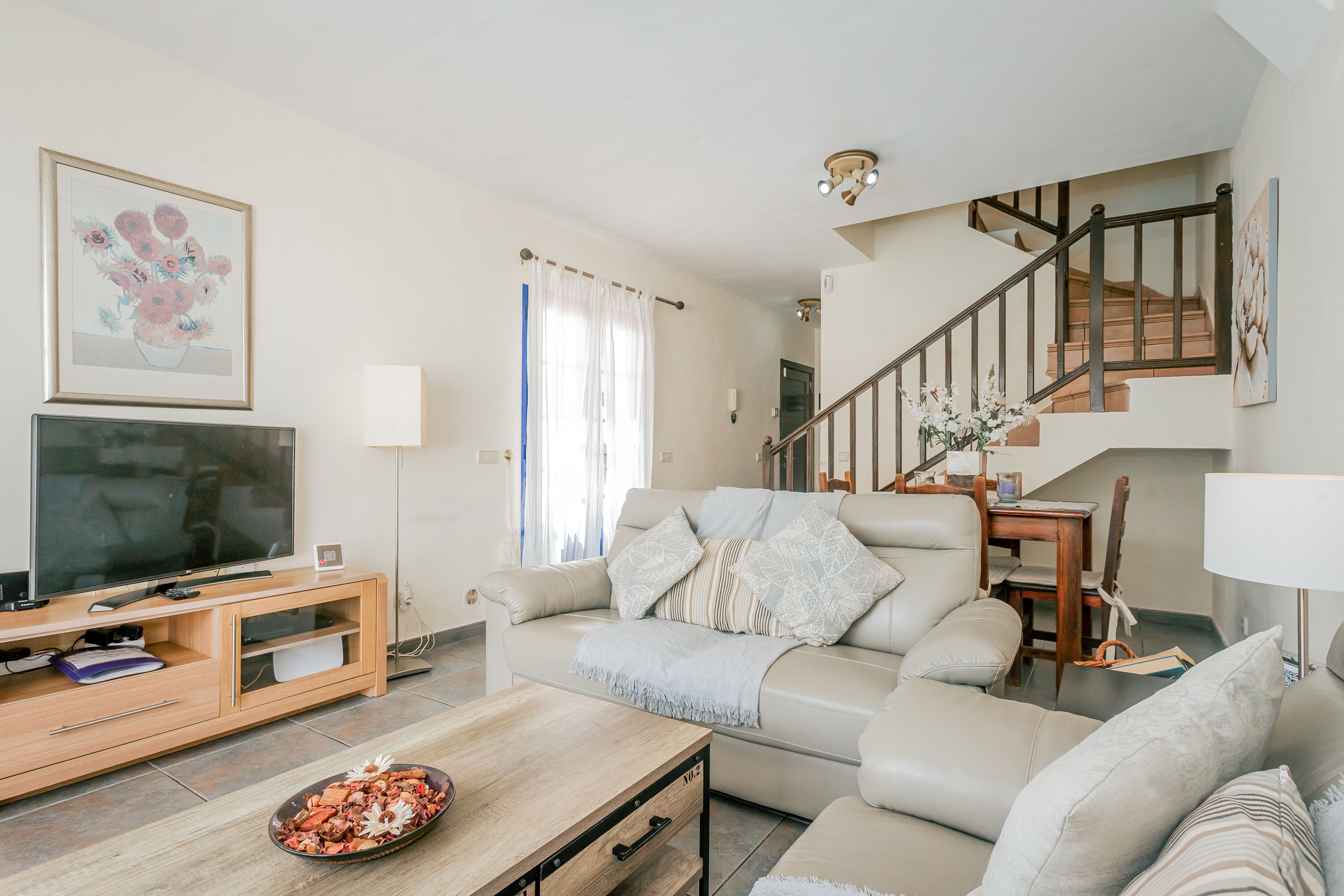 Een televisie, een dvd-speler en boeken