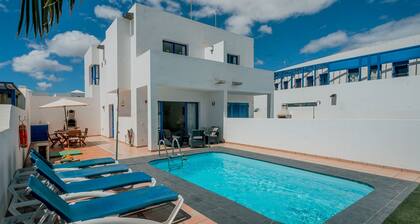 Casa Roper is a lovely villa located near to Marina Rubicon.