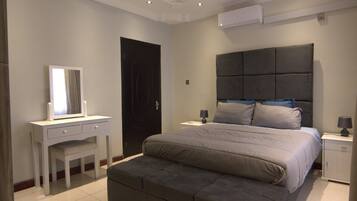 2 habitaciones, tabla de planchar con plancha y cuna de viaje