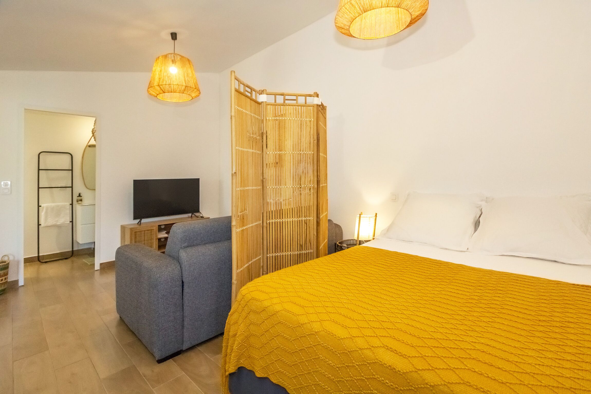 2 chambres, fer et planche à repasser, Wi-Fi, draps fournis