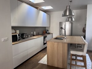 Kühlschrank, Mikrowelle, Ofen, Herdplatte