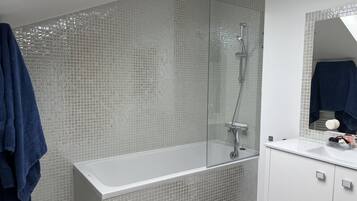 Baignoire, baignoire Ă jets, sĂšche-cheveux, serviettes fournies