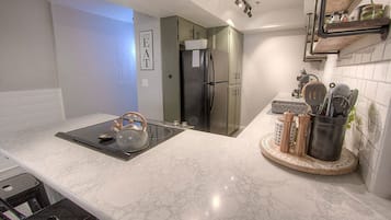 Refrigerador, microondas, horno y parrilla de estufa