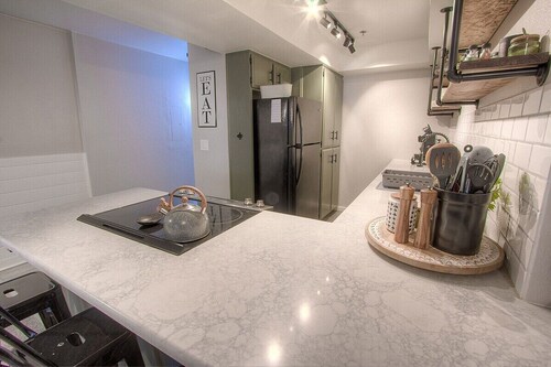 Taste of Burgundy - Gorgeous 1 Bedroom Condo