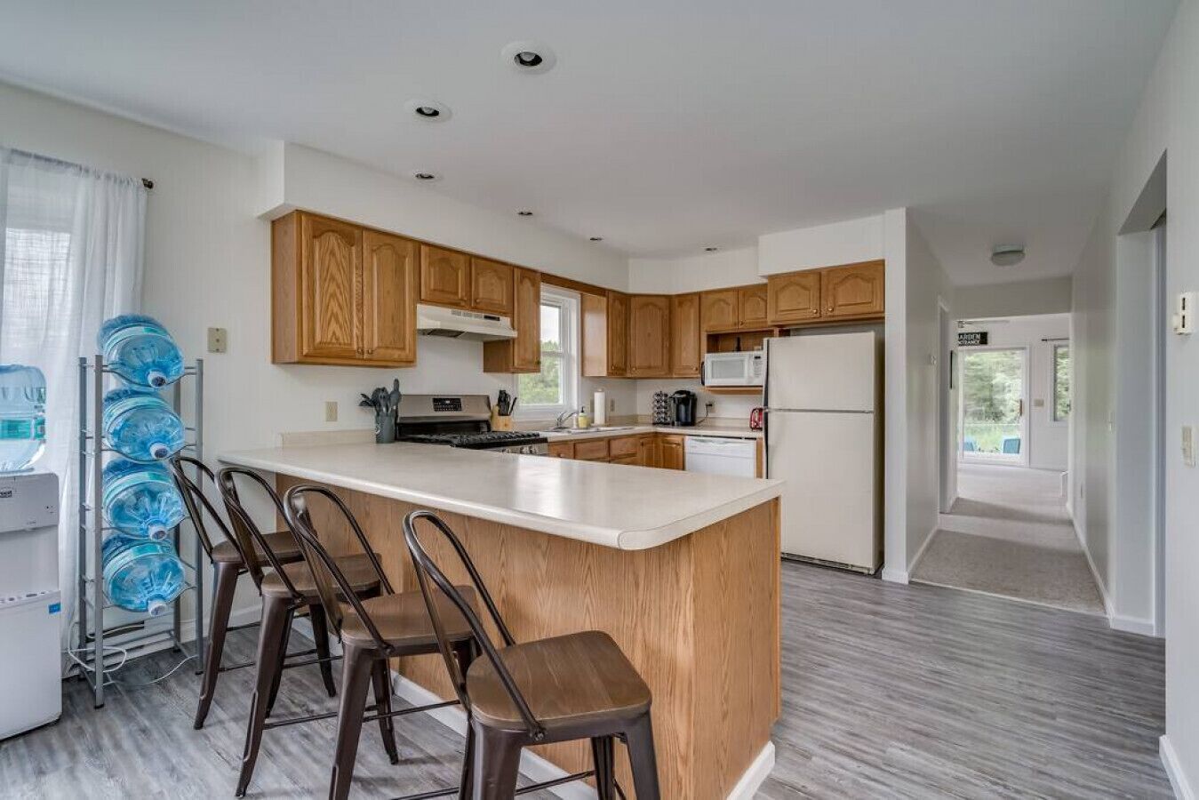 冷蔵庫、電子レンジ、オーブン、コンロ