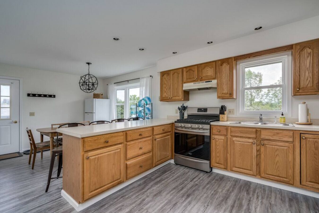 冷蔵庫、電子レンジ、オーブン、コンロ