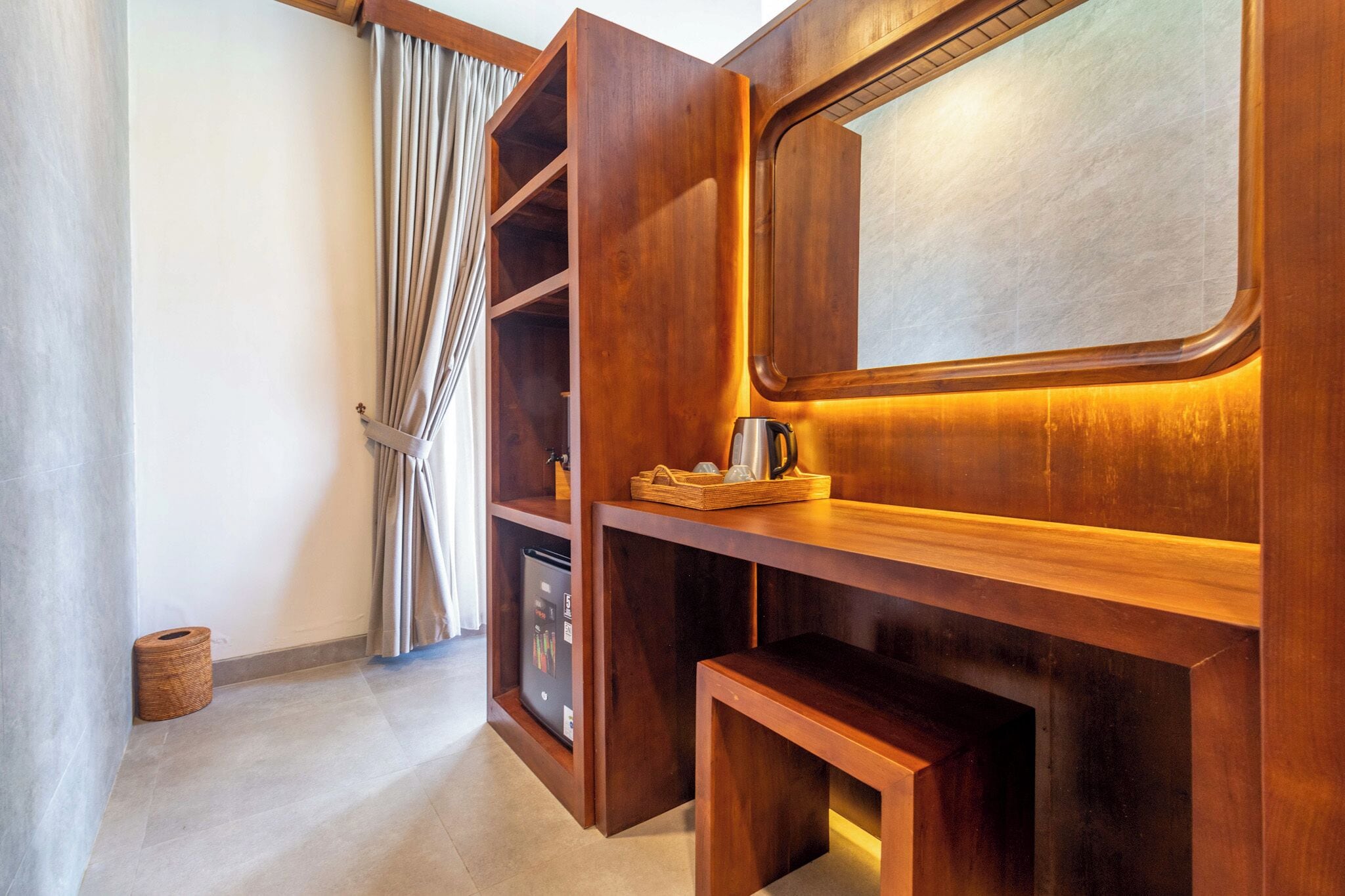 Une pièce en bois avec un bureau intégré, un miroir et un petit coin salon.