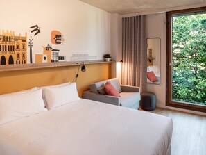 Studio – comfort | Sengetøy av topp kvalitet, dundyner, safe på rommet og skrivebord