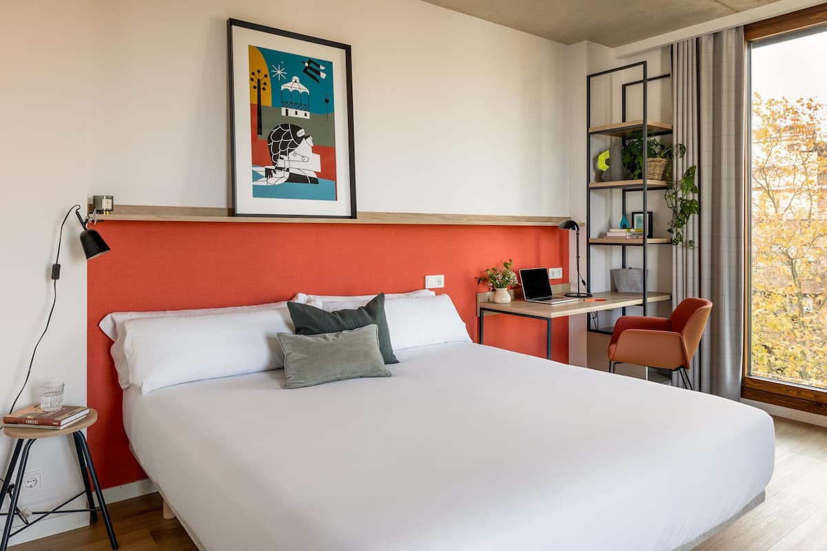 Premium studio | Luxe beddengoed, donzen dekbedden, een kluis op de kamer, een bureau