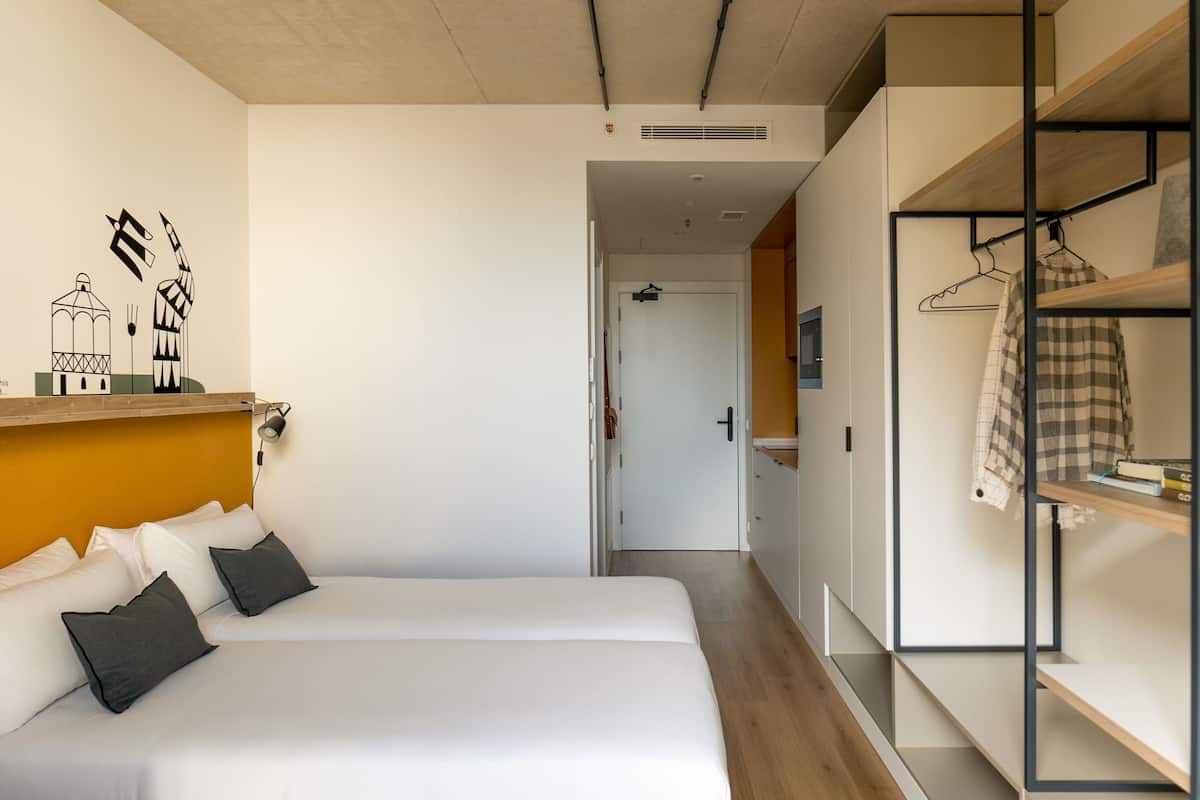Luxe beddengoed, donzen dekbedden, een kluis op de kamer, een bureau