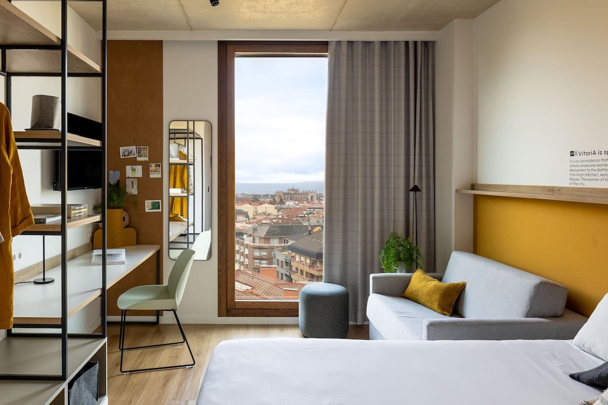 Luxe beddengoed, donzen dekbedden, een kluis op de kamer, een bureau