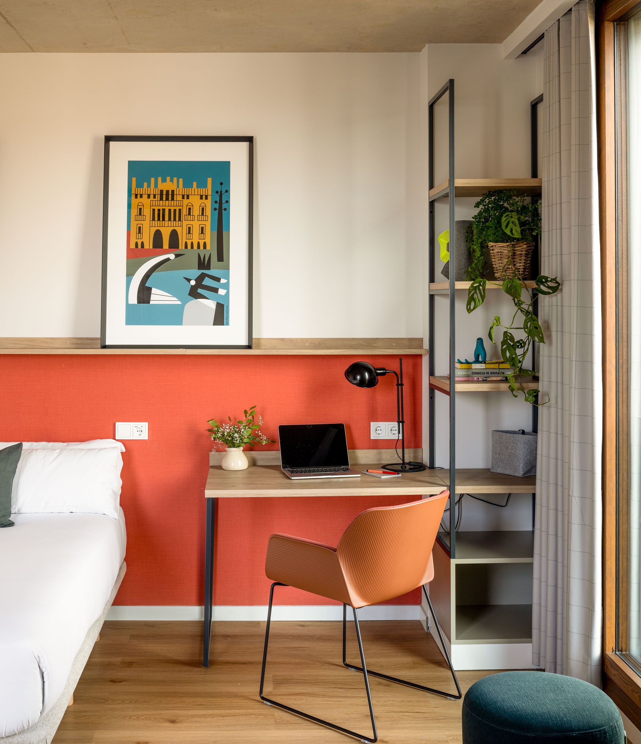 Une chambre moderne avec un bureau en bois, un ordinateur portable, une chaise, un lit et une bibliothèque agrémentée de plantes.