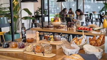 Petit déjeuner continental (10.50 EUR par personne)