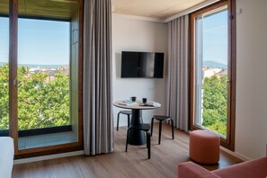 En 42-tommers smart-TV med digitale kanaler samt TV og Netflix