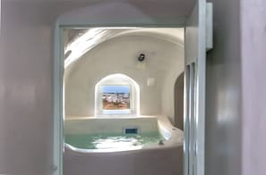 Indoor spa tub - Exi Castle Suites (Santorini)