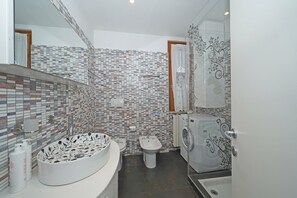 Regadera, secadora de cabello, bidet, toallas 