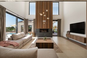 Smart TV, chimenea, tenis de mesa y libros 