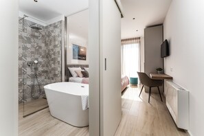 4 soverom, safe på rommet, skrivebord og strykejern/-brett