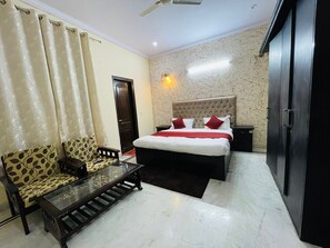 3 bedrooms, desk, free WiFi, bed sheets - HM Palace Noida, (Noida)