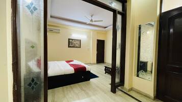 3 makuuhuonetta, työpöytä, ilmainen Wi-Fi, vuodevaatteet