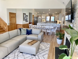 Smart TV, chimenea, futbolito y tenis de mesa