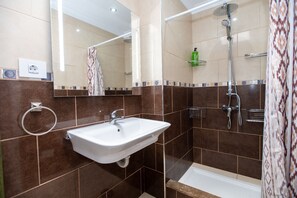 Dusche, Haartrockner, Handtücher, Seife