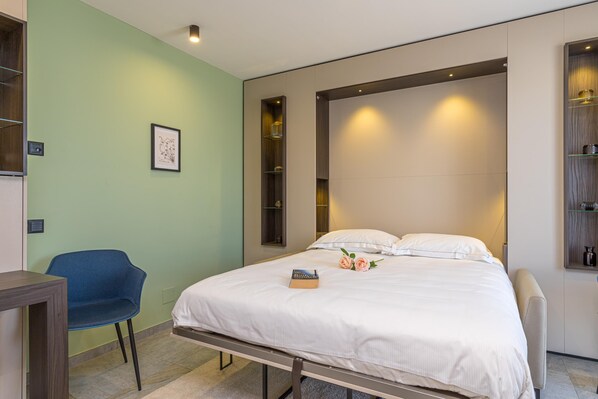 Laptop workspace, iron/ironing board, free WiFi, bed sheets