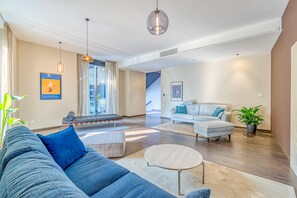 Stúdíóíbúð fyrir fjölskyldur (ICON H 303 Suite Micro-Living) | Stofa | Sjónvarp