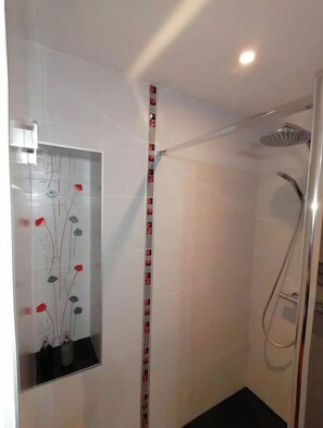 Shower, hair dryer, towels, soap - Farm cottage - La Nerrière (Antigny)