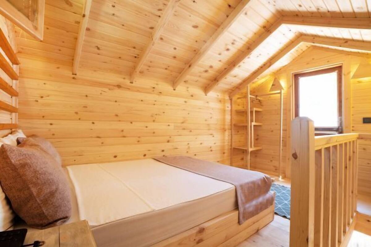 Ropa de cama de alta calidad y minibar 