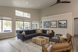 Älytelevisio, takka, pöytäjalkapallopöytä, pöytätennispöytä