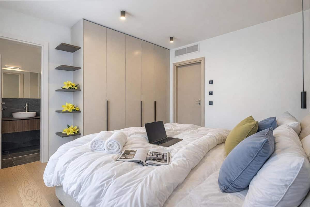 Apartamento familiar, varias habitaciones, 2 baños (ICON H Lugano 501 Suite Business) | Espacio para trabajar con un portátil y tabla de planchar con plancha