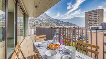 Apartamento família, vários quartos, 2 banheiros (ICON H Lugano 502 Suite Business) | Opções para refeição ao ar livre