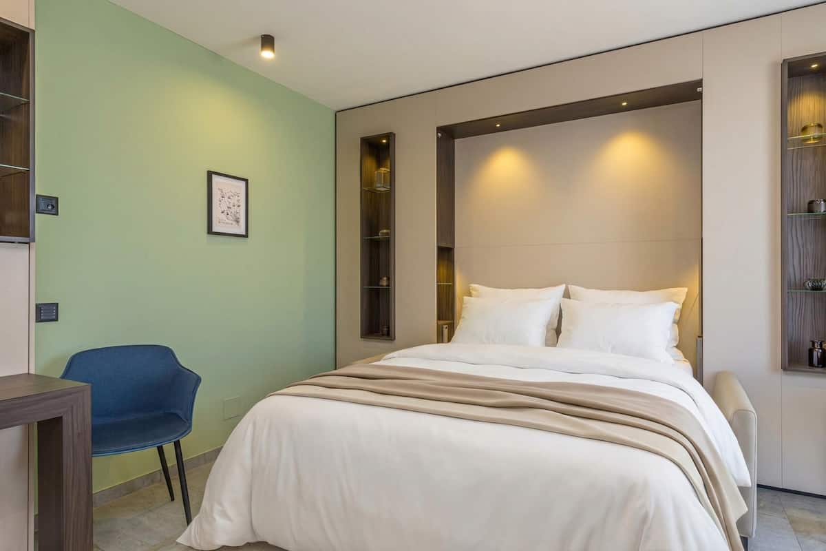 Laptop workspace, iron/ironing board, free WiFi, bed sheets