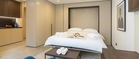 Espacio para trabajar con laptop y tabla de planchar con plancha