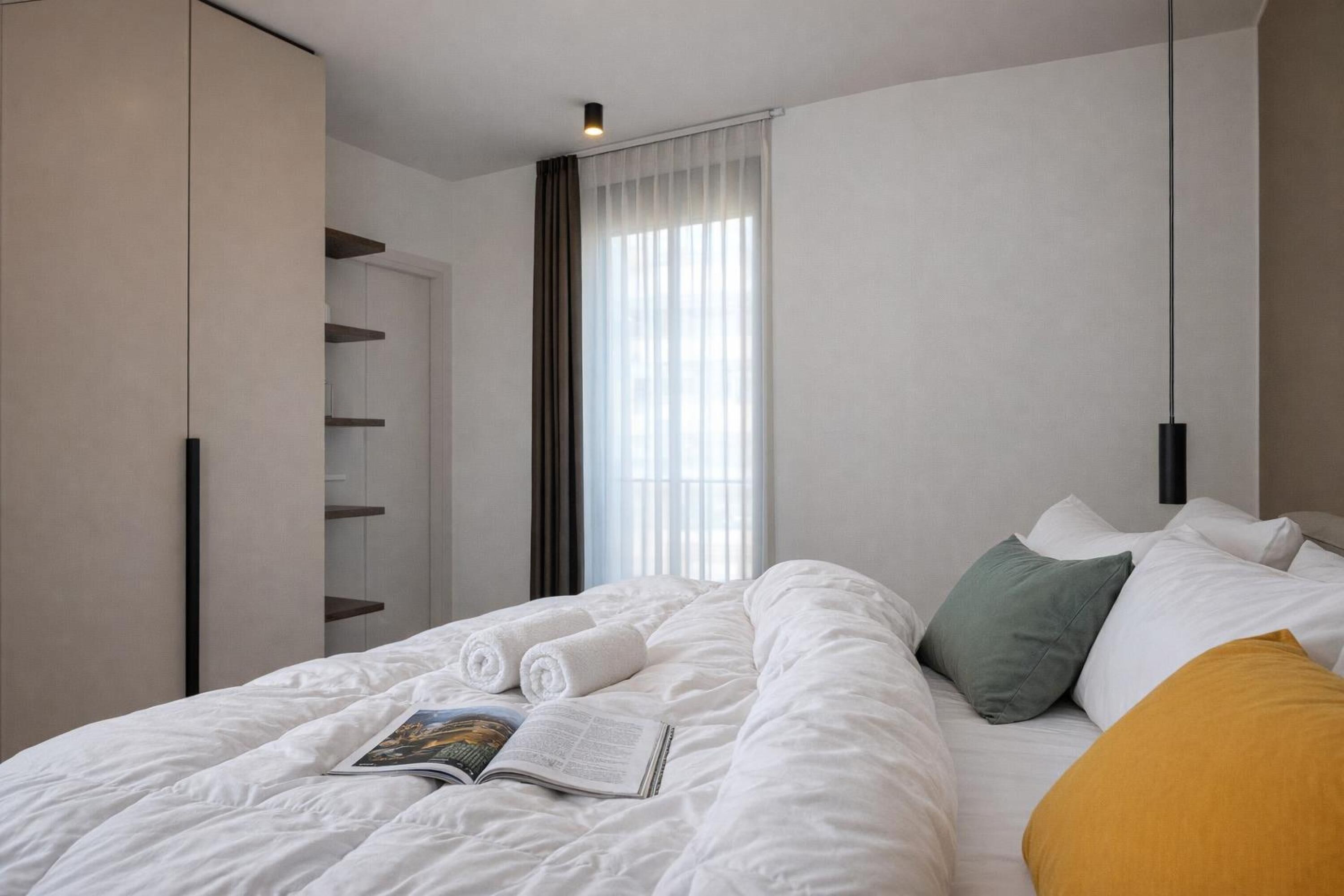 Espacio para trabajar con laptop y tabla de planchar con plancha 