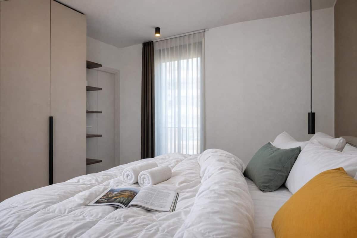 Espacio para trabajar con laptop y tabla de planchar con plancha