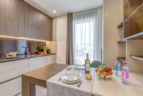 Refrigerador, microondas, placa de cocina, cafetera expreso