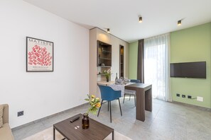 Family Studio (ICON H Lugano 306 Suite Micro-Living) | In-room dining